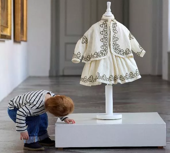 Kleidchen und Paletot für einen Jungen oder ein Mädchen Kleidchen und Paletot für einen Jungen oder ein Mädchen